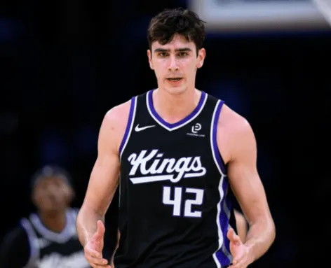 雷诺首发出战22分钟，5投2中得到4分8篮板5助攻1抢断