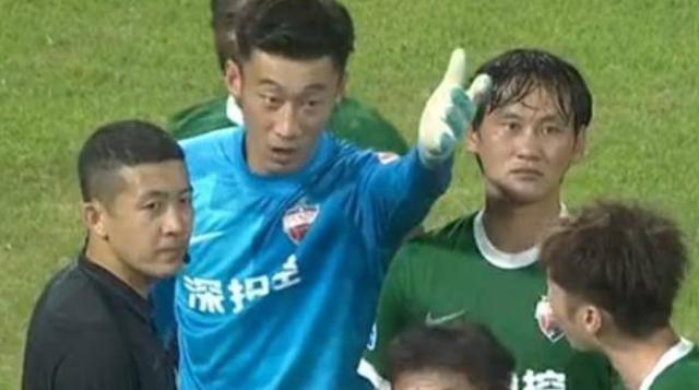 开云体育登录-中断8分钟场面乱成一团 误判角球致成都扳平？