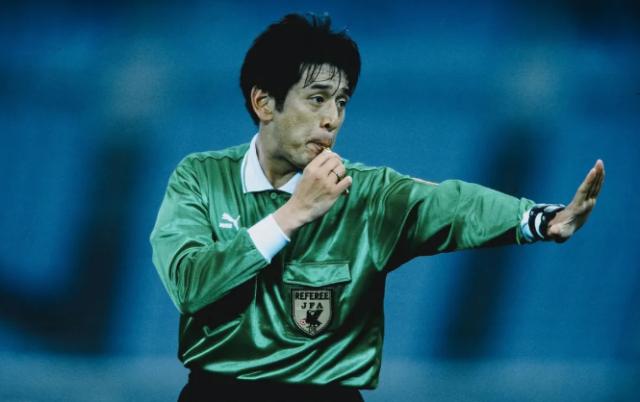 最晕金哨退休进日本足协 曾错把郜林当李玮锋罚下